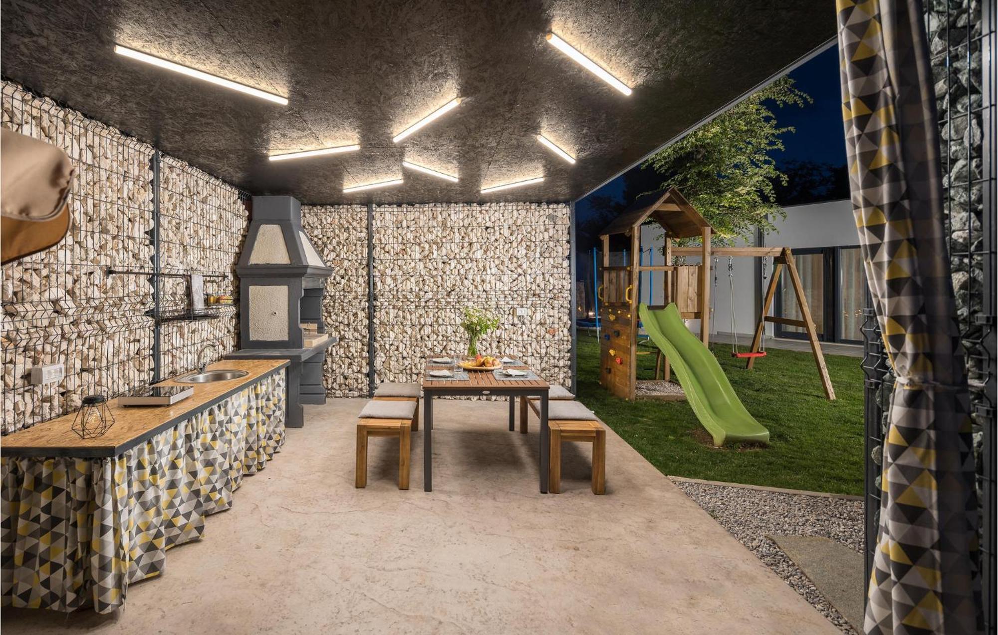 Beautiful Home In Tinjan With Jacuzzi Exterior foto